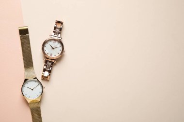 Renkli arka planda lüks kol saatleri, düz yatış. Metin için boşluk