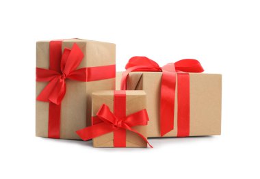 Beyaz arka planda kırmızı fiyonklarla süslenmiş Noel hediyesi kutuları