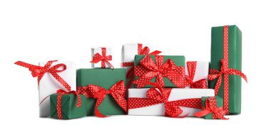 Beyaz arka planda birçok farklı Noel hediyesi