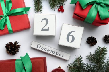 Blok takvimli düz kompozisyon ve beyaz arkaplanda hediyeler. Boks günü konsepti