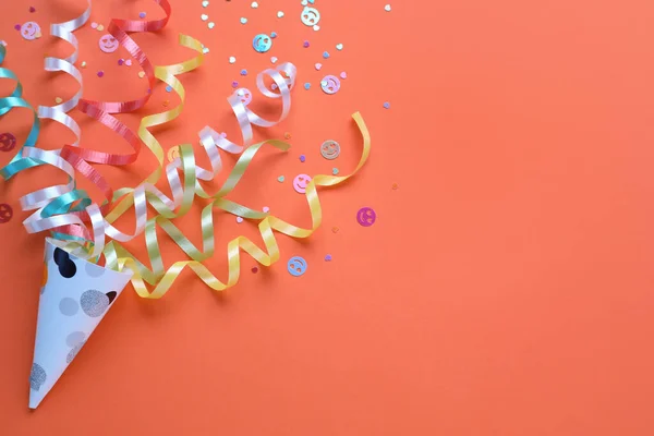 Kleurrijke Confetti Slingers Met Party Cracker Oranje Achtergrond Bovenaanzicht Ruimte — Stockfoto