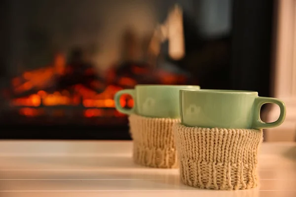 Tazas Con Bebida Caliente Mesa Luz Contra Chimenea Espacio Para — Foto de Stock