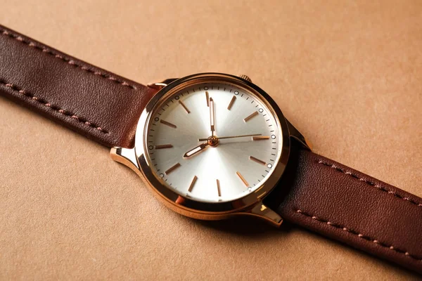 Orologio Polso Lusso Sfondo Beige Primo Piano — Foto Stock