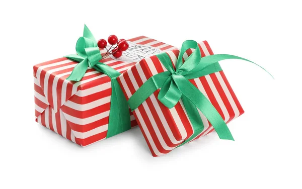 白色背景的绿色弓形圣诞礼品盒 — 图库照片