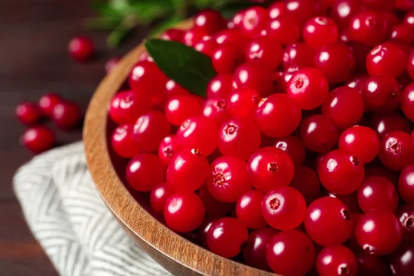 Assiette Avec Savoureuses Canneberges Mûres Sur Table Gros Plan — Photo