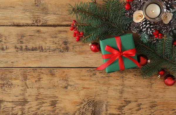 Composição Plana Com Caixa Presente Natal Verde Mesa Madeira Espaço — Fotografia de Stock