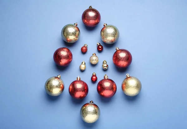 Kerstboom Vorm Gemaakt Van Decoratieve Ballen Blauwe Achtergrond Plat Lay — Stockfoto