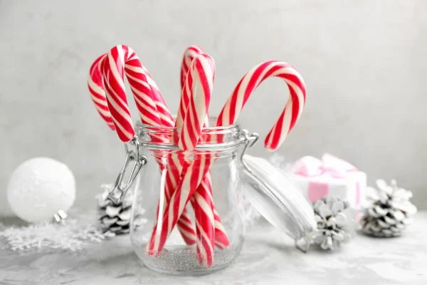 Veel Snoepgoed Stokjes Glazen Pot Lichttafel Traditionele Kersttraktatie — Stockfoto