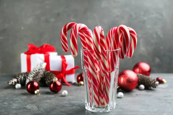 Veel Zoete Snoepstokken Glas Grijze Tafel Traditionele Kersttraktatie — Stockfoto