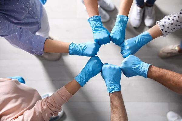 Personas Con Guantes Médicos Azules Uniendo Puños Interior Vista Superior — Foto de Stock