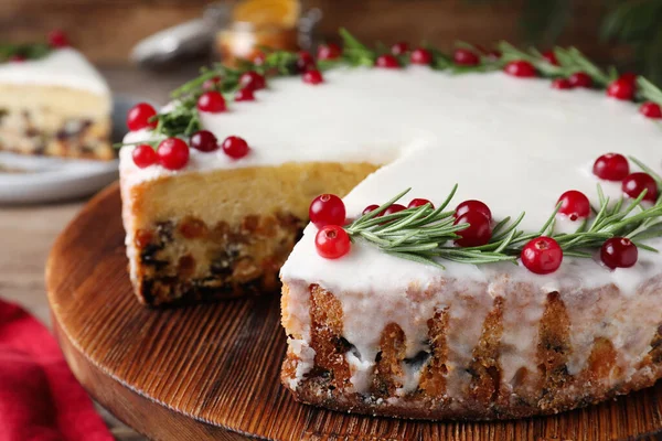 Traditional Christmas Cake Decorated Rosemary Cranberries Tray Closeup — Stock Photo, Image