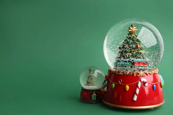 배경에 크리스마스 트리가 아름다운 눈으로 텍스트를 — 스톡 사진