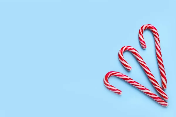 Açık Mavi Arka Planda Tatlı Noel Şeker Kamışları Düz Uzanmış — Stok fotoğraf