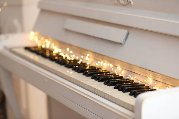 Glowing Fairy Lights Piano Keys Closeup Christmas Music — Stock Photo, Image