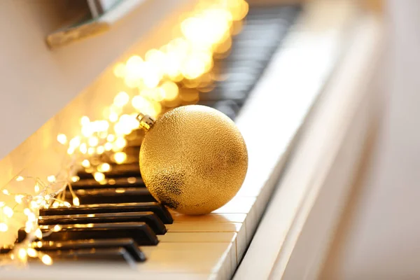 Prachtige Gouden Kerstballen Feeënlampjes Pianotoetsen Ruimte Voor Tekst Kerstmuziek — Stockfoto