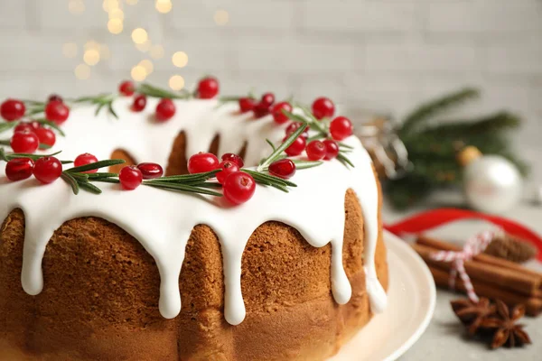 Traditioneller Weihnachtskuchen Mit Preiselbeeren Granatapfelkernen Und Rosmarin Auf Dem Tisch — Stockfoto