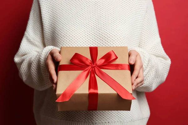 Vrouw Met Kerstcadeau Doos Rode Achtergrond Close — Stockfoto