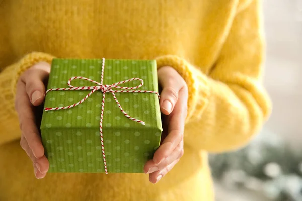 Mujer Sosteniendo Verde Caja Regalo Navidad Interior Primer Plano —  Fotos de Stock