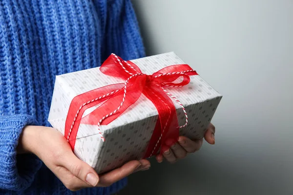 Mulher Segurando Caixa Presente Natal Branco Fundo Cinza Close — Fotografia de Stock