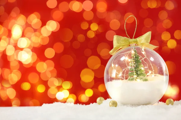 Schöner Transparenter Weihnachtsschmuck Mit Kleiner Tanne Und Lichterketten Auf Schnee — Stockfoto