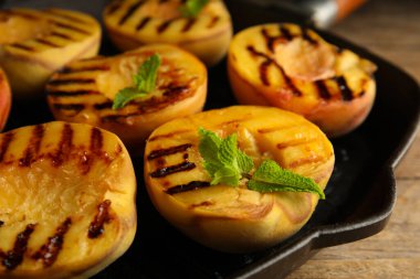 Nefis ızgara şeftali, masada nane, yakın plan.