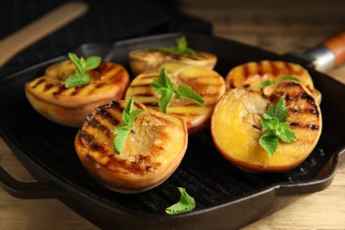 Nefis ızgara şeftali, masada nane, yakın plan.