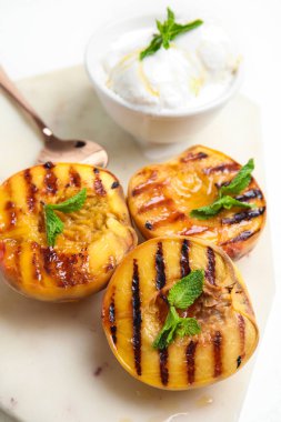 Lezzetli ızgara şeftali, ballı ve naneli, yakın plan.