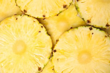 Arka plan olarak lezzetli olgun ananas dilimleri, üst görünüm