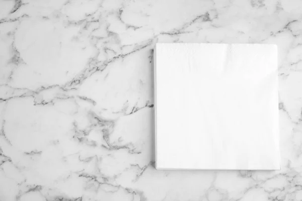 白い大理石のテーブルの上にきれいな紙組織のスタック トップビュー テキストのスペース — ストック写真