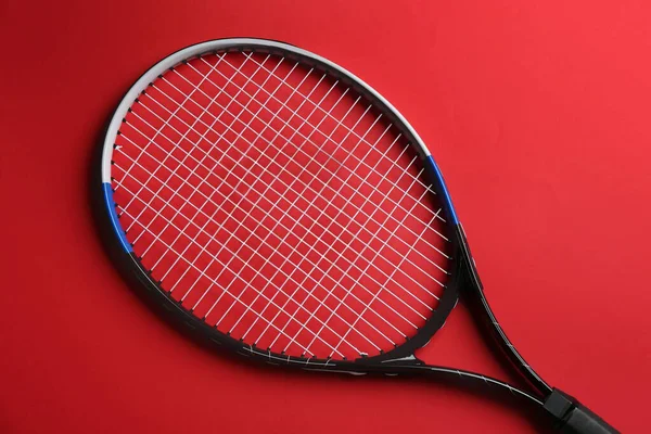 Tennisracket Rode Achtergrond Bovenaanzicht Sportuitrusting — Stockfoto