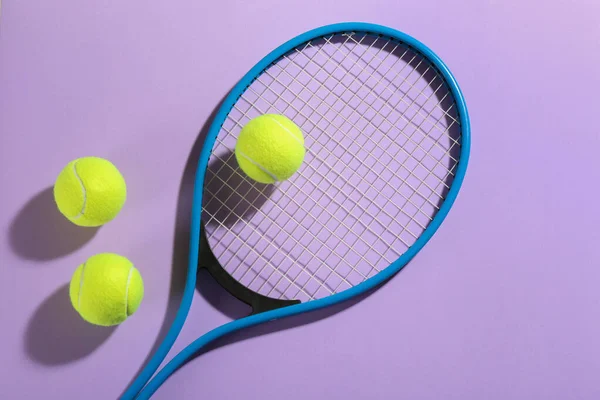 Tennisracket Och Bollar Violett Bakgrund Platt Låg Sportutrustning — Stockfoto