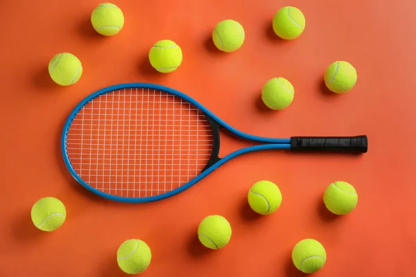 Tennis Racket Ballen Oranje Achtergrond Plat Lay Sportuitrusting — Stockfoto