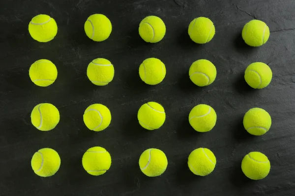 Теннисные Мячи Черном Фоне Плоский Уголок Спортивное Оборудование — стоковое фото