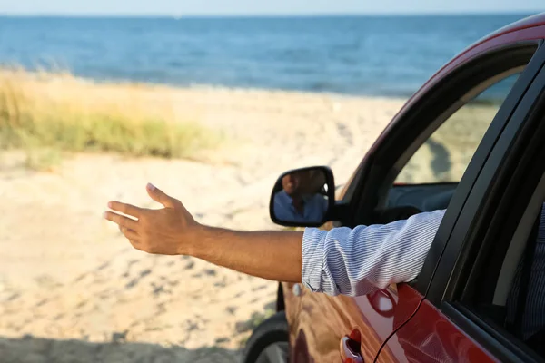 Mann Winkt Aus Autoscheibe Strand Nahaufnahme Sommerreise — Stockfoto