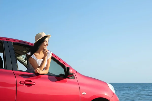 Glückliche Junge Frau Die Sich Strand Aus Dem Autofenster Lehnt — Stockfoto