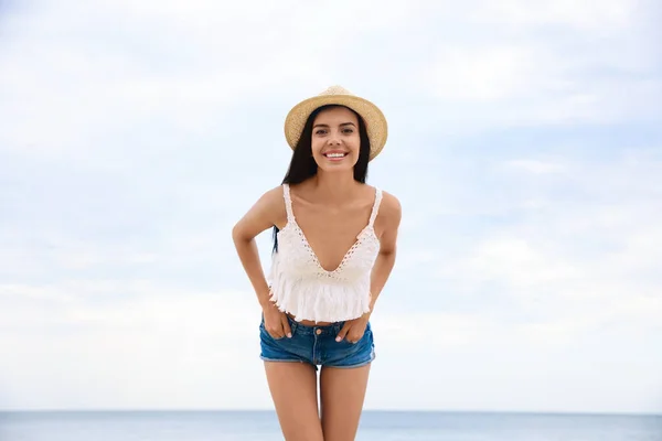 Красива Молода Жінка Пляжним Капелюхом Біля Моря — стокове фото