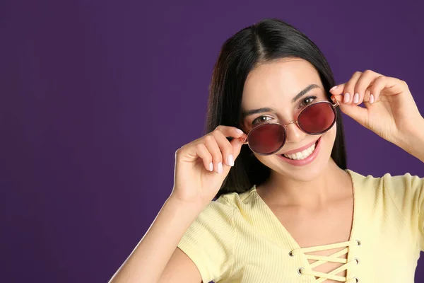 Hermosa Mujer Con Gafas Sol Sobre Fondo Púrpura Espacio Para — Foto de Stock