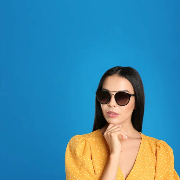 Mooie Vrouw Met Een Zonnebril Een Blauwe Achtergrond Ruimte Voor — Stockfoto