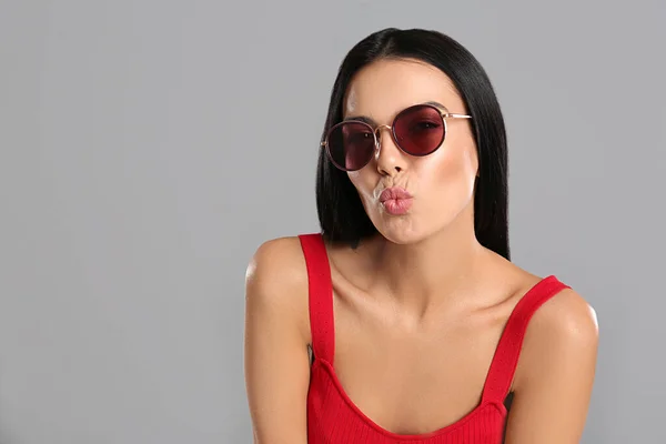 Hermosa Mujer Con Gafas Sol Sobre Fondo Gris — Foto de Stock
