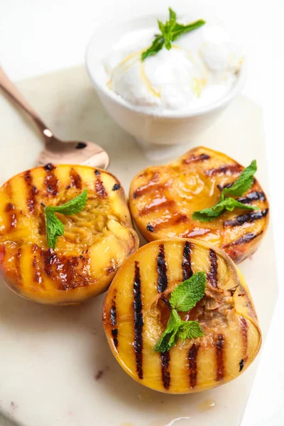 Lezzetli ızgara şeftali, ballı ve naneli, yakın plan.