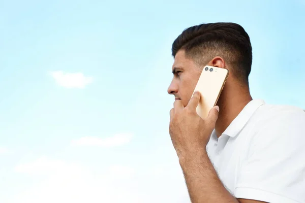Человек Разговаривает Современному Мобильному Телефону Открытом Воздухе — стоковое фото