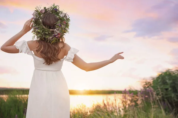 Молода Жінка Носить Вінок Красивих Квітів Відкритому Повітрі Під Час — стокове фото
