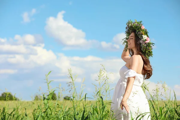 Ung Kvinna Bär Krans Gjord Vackra Blommor Fält Solig Dag — Stockfoto