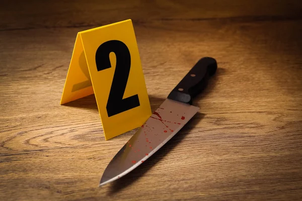 Cuchillo Sangriento Marcador Escena Del Crimen Mesa Madera —  Fotos de Stock