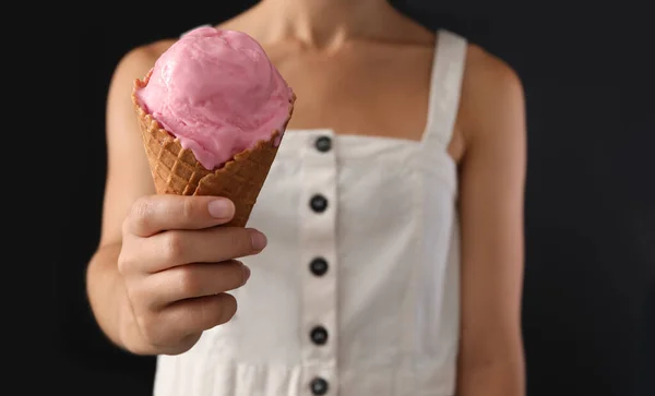 Женщина Держит Розовое Мороженое Вафельном Конусе Черном Фоне Крупным Планом — стоковое фото