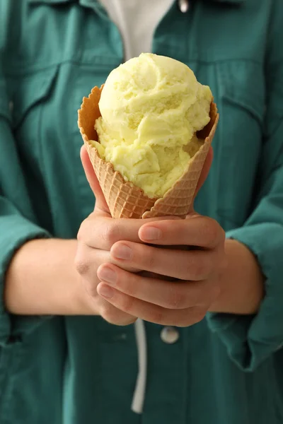 在圆锥里拿着黄色冰淇淋的女人 特写镜头 — 图库照片