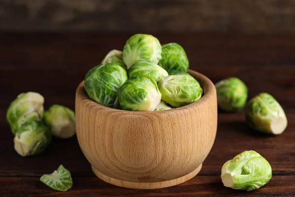 Schüssel Mit Frischem Rosenkohl Auf Braunem Holztisch Nahaufnahme — Stockfoto