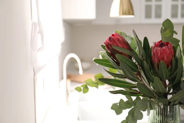 Bouquet Bunga Protea Yang Indah Dan Cabang Eukaliptus Interior Dapur — Stok Foto