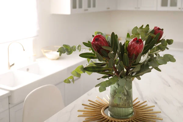 Bouquet Dengan Indah Bunga Protea Atas Meja Dapur Ruang Untuk — Stok Foto