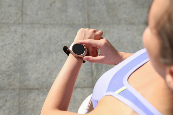 Kobieta Sprawdzająca Fitness Tracker Treningu Świeżym Powietrzu Zbliżenie — Zdjęcie stockowe